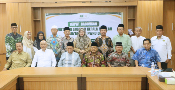 Foto bersama Ketua PWNU DIY, Kepala Dikpora DIY, Jajaran Pembina LP Ma’arif NU PWNU DIY serta Ketua LP Ma’arif NU PWNU DIY beserta Jajaran Pengurus pada Rapat Gabungan di Gedung DPD RI DIY