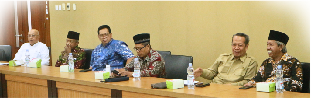 Foto Dr. Fahmy Akbar Idries, M.M., Drs. KH. Masharun Ghozalie, M.M., Prof. Dr. Sugiyono, M.Pd., Dr. KH. A. Zuhdi Muhdlor, M.Hum., Drs. Suhirman, M.Pd., dan Prof. Dr. Arif Rohman, M.Si.