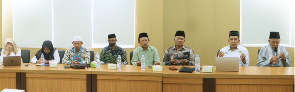 K.H. Syakir Ali, M.Si. ketika memimpin doa bersama sebagai penutup acara